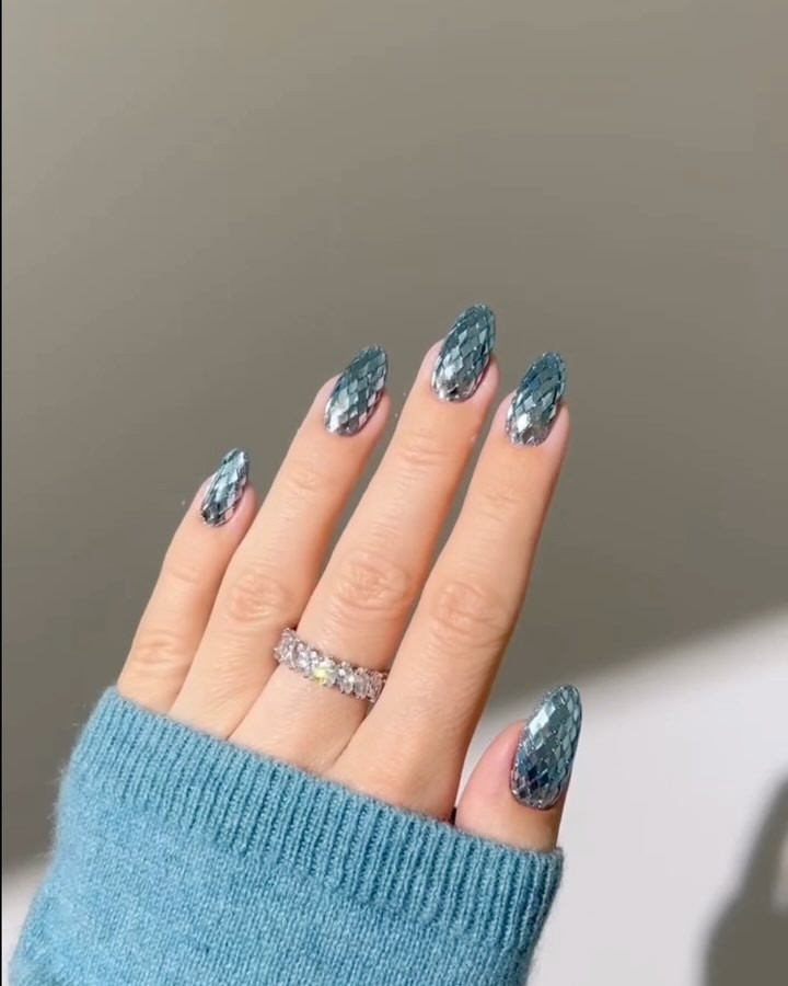 Stylish Teal-Gradient Nails