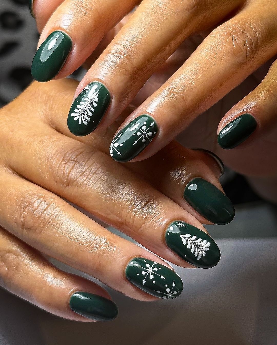 Elegant Green Holiday Nails