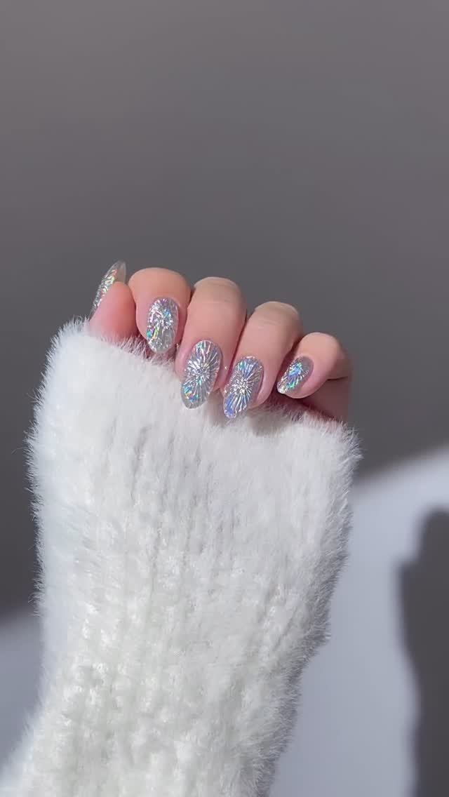 Iridescent Patterned Nails
