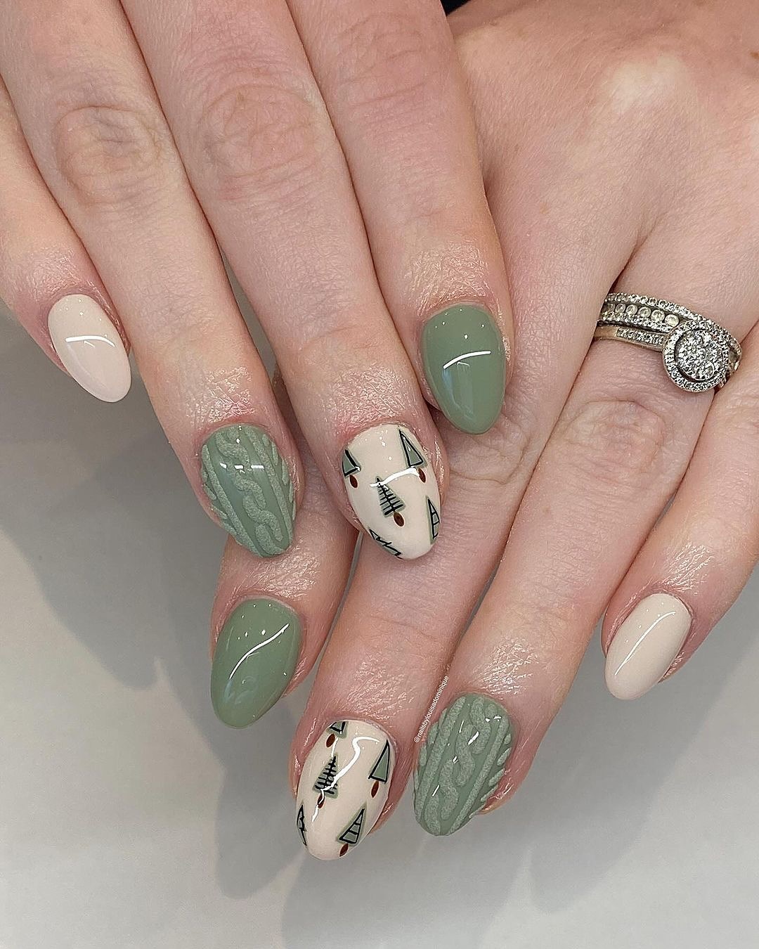 Elegant Green and Nude Patterned Nails